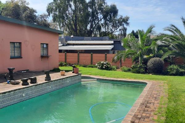 This spacious family home is situated in the heart of Pioneer Park.  It is private, near Drakensberg Primary School, churches and ...