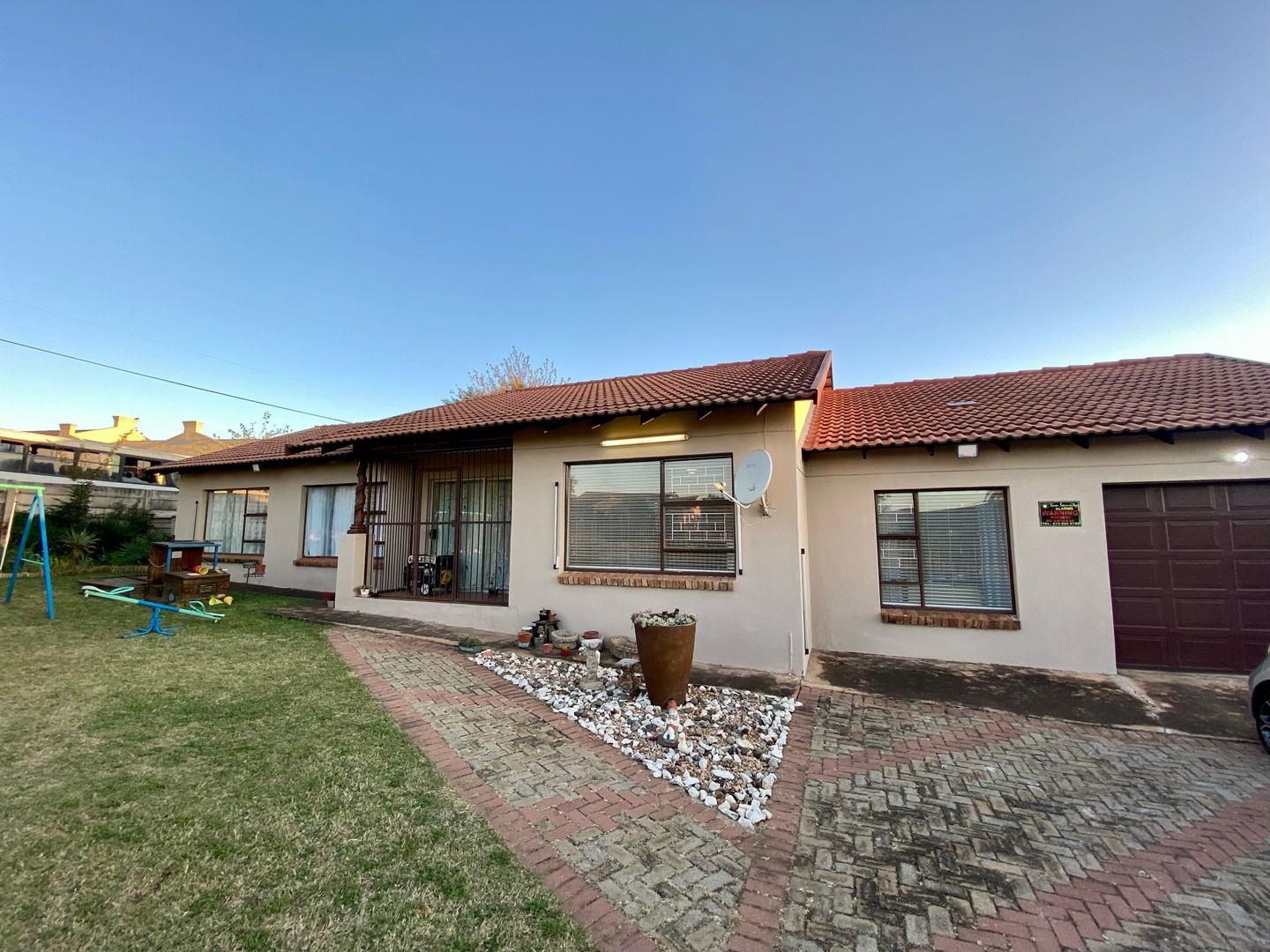 4 Bedroom House for sale in Lydenburg - P24-112550841