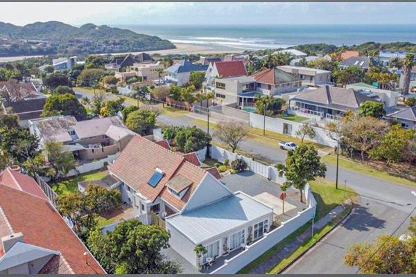 Located in sought after area of Nahoon Beach, each Bedsitter unit is neat, well appointed and furnished.  Suitable for a single ...
