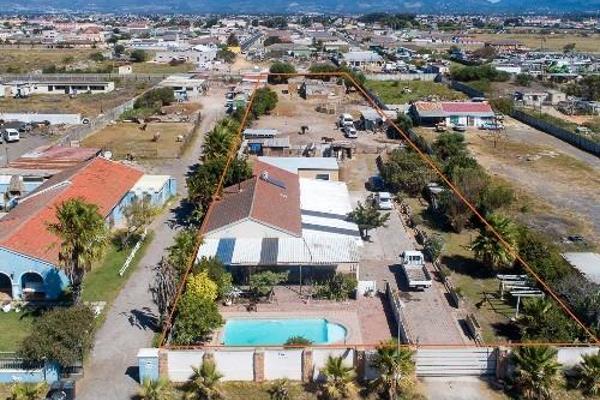 Come and View this four bedroom property in Schapkraal.
The erf size is 4000m2 it  is a great investment opportunity.The property is ...