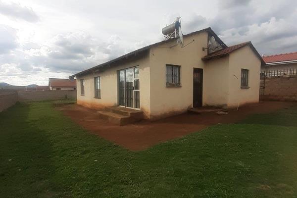 This cozy 2 bedroomed house in Lawley is available immedately

The property has 2 Bedrooms
1 Bathroom
Kitchen
Open plan Lounge and ...