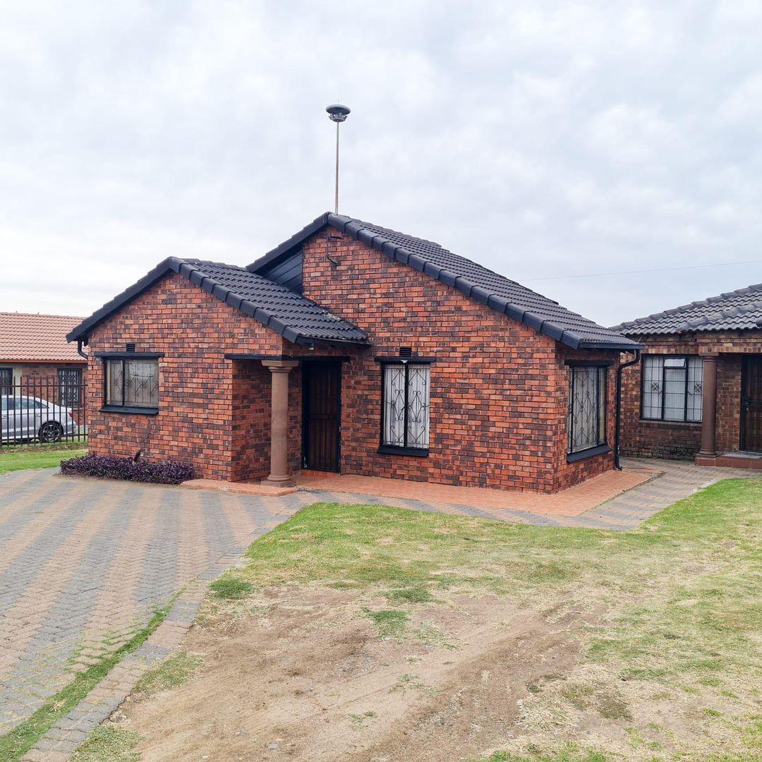 3 Bedroom House for sale in Embalenhle Ext 9 - P24-112555586