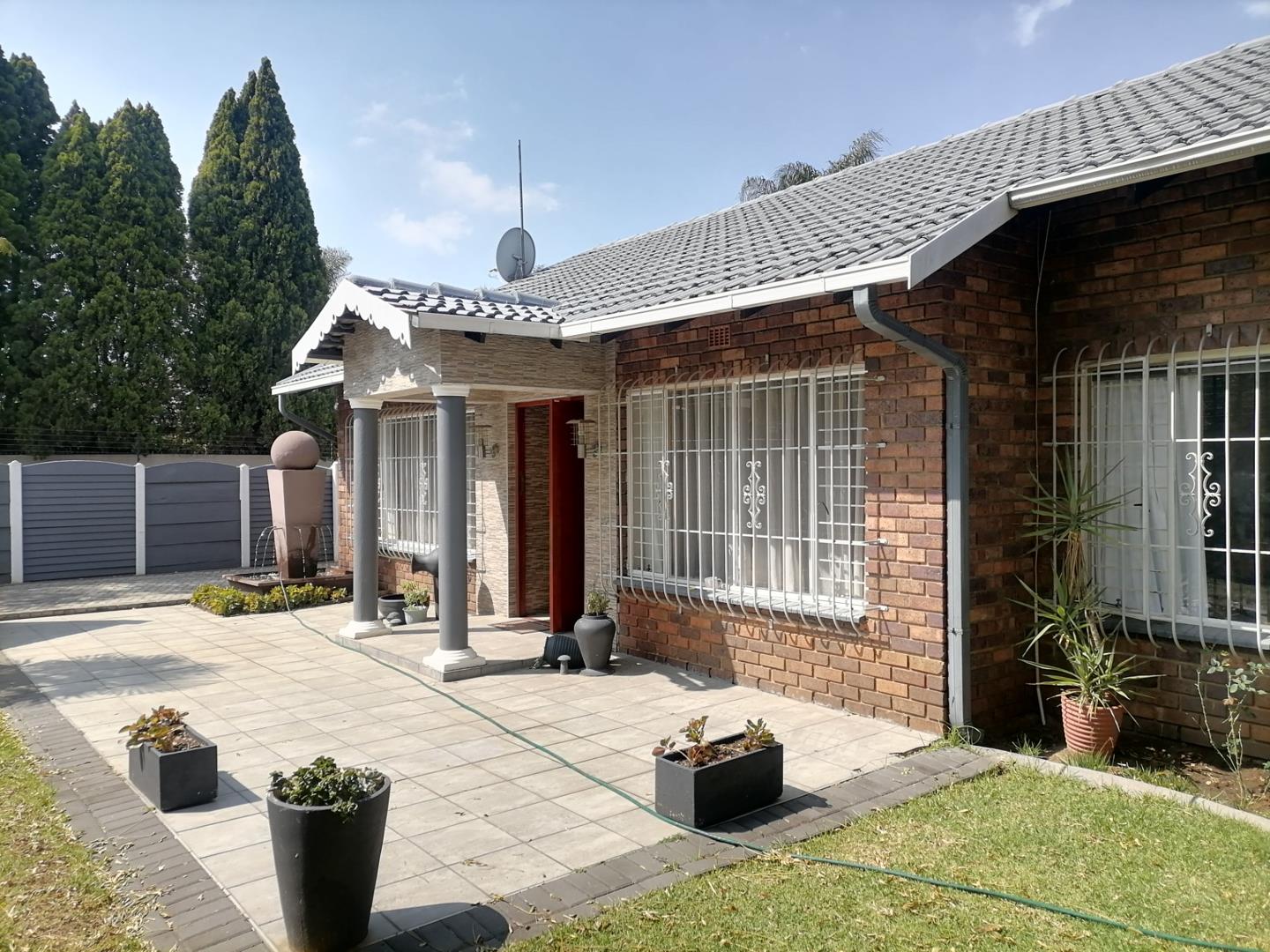 4 Bedroom House for sale in Farrarmere P24112561600