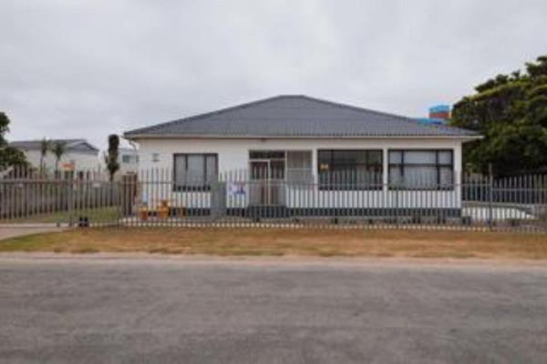 This spacious revamped golden oldie is located right close to the beach. Centrally located but in a beautiful quite road. It is however ...