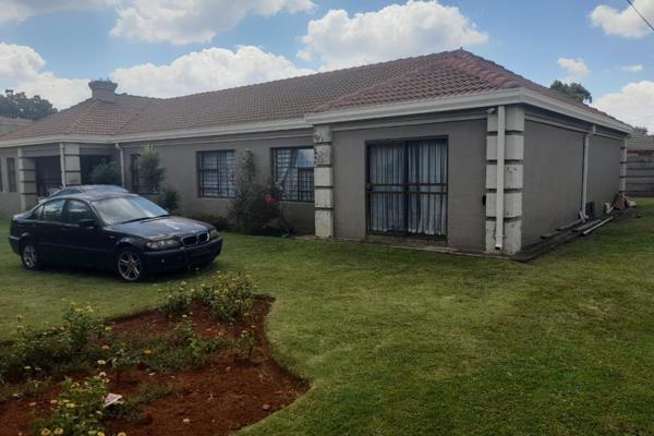 This is 4 bedroom house all fitted with BIC  ,kitchen is fully fitted dinning room  lounge,2 bathroom  not far from Dawn Park Mall
