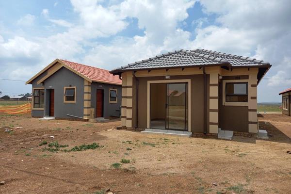 NEW DEVELOPMENTS for sale in WINDMILL PARK, BOKSBURG.

Full Tittle Stands.

Prices From R720000 upwards.

Garage not included.

Brand NEW Houses.

FULL TITTLE STANDS,

Transfer fees and bond fees included in the purchase price.

Only 20minutes away from Joburg ...