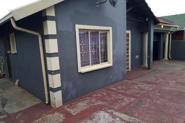 A well look after 3 bedroom house for sale at Nellmaphius ext 1, its inclusive of 2 rooms flatlet with shower and outside ...