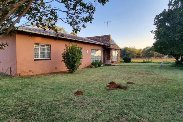 This farm is at a great spot in Kookrus close to shops, schools and other amenities, yet it is in a peaceful area where you can enjoy ...