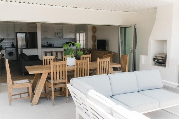 Welcome to the epitome of luxury living in Umdloti Beach! This stunning apartment offers the perfect blend of modern living and coastal ...