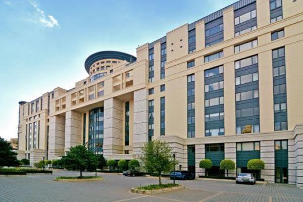 Welcome to this well-furnished and spacious up-market apartment in one of Sandton&#39;s ...