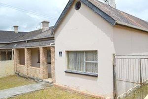 Luthando Gxashe Properties present this beautiful and secure family home to the market.

It is situated in a quiet and lovely street ...