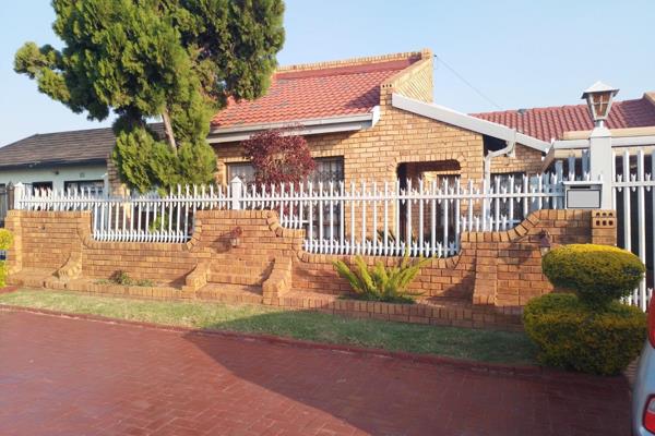 Must see 3 bedroom family home is up for Sale in Lebanon, Mabopane

This property will sell Fast !!!!

Property offer the following ...