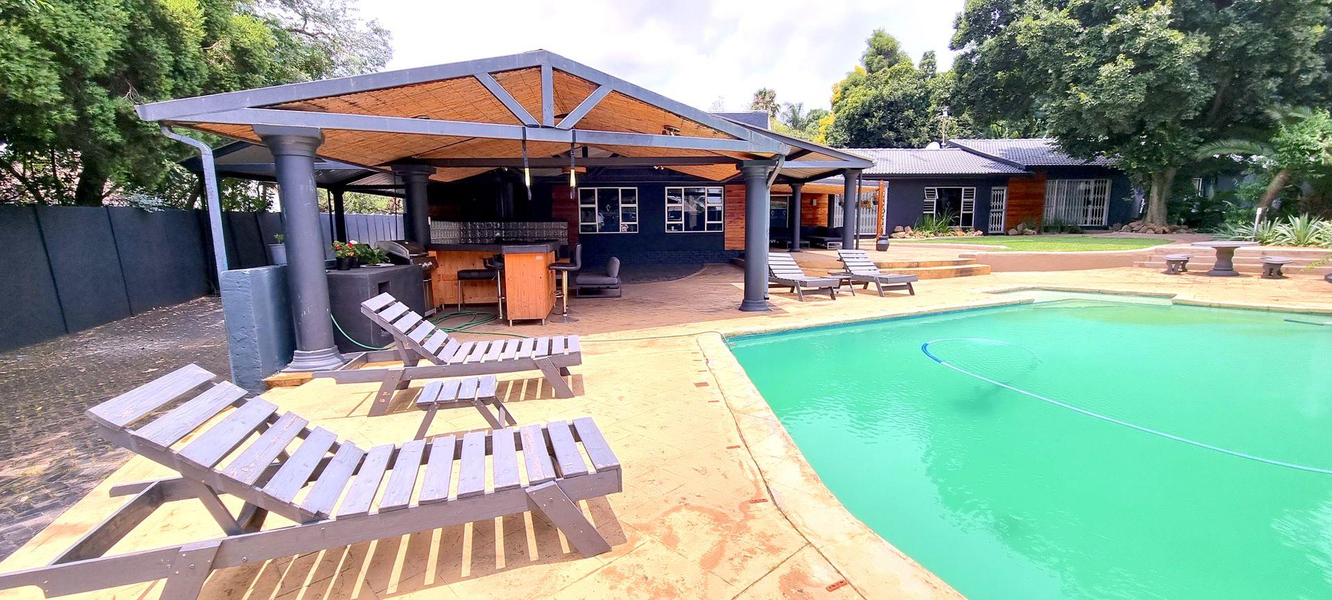 5 Bedroom House to rent in Bedfordview P24112580542