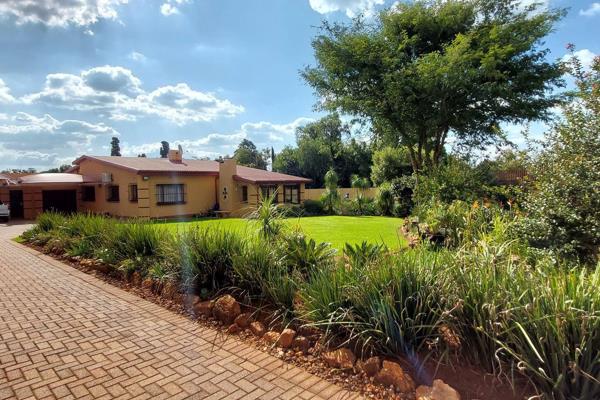 Carletonville.

This property offers so much !!!
Well located. Walking distance away from school, Spar, Petrol station and lots more.
 ...