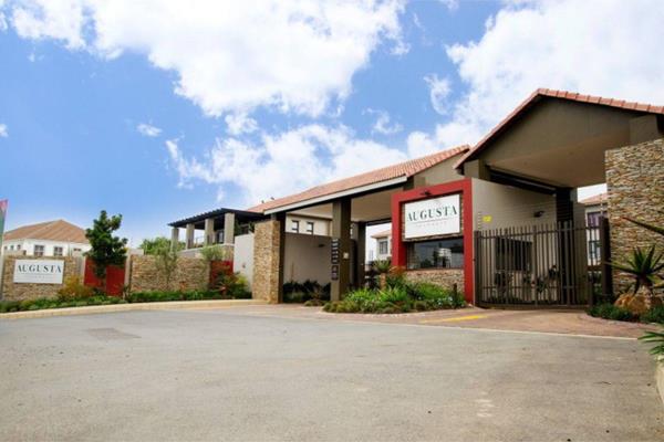 This modern, spacious one-bedroom, one-bathroom apartment in the Fourways precinct is ...