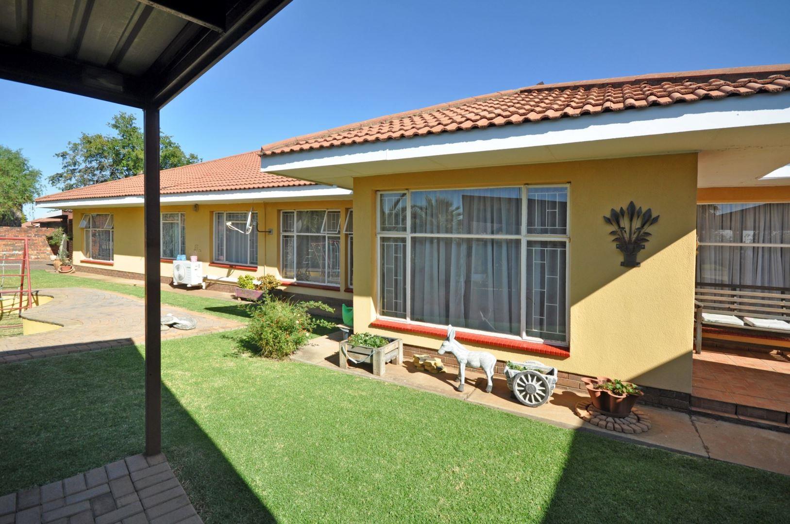 4 Bedroom House for sale in Falcon Ridge - P24-112333575