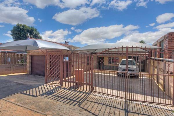 Extremely neat 4 Bedroom family home
4 bedrooms all with BIC, 1 en-suite
Well ...