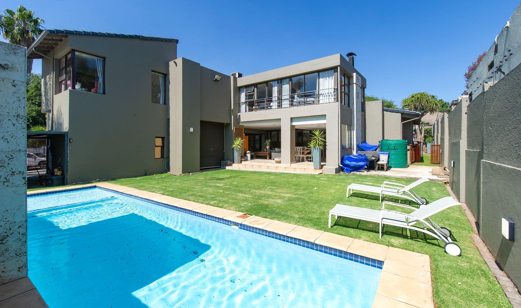 6 Bedroom House for sale in Bedfordview P24112587986