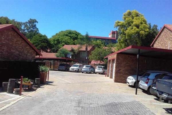 KILNERPARK – This lovely two bedroom loose standing townhouse is situated in a quiet ...