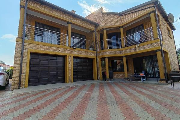 N&#39;wa Mzamani Properties is proud to present this spacious double-storey house at the Orchards

The property boasts the following ...