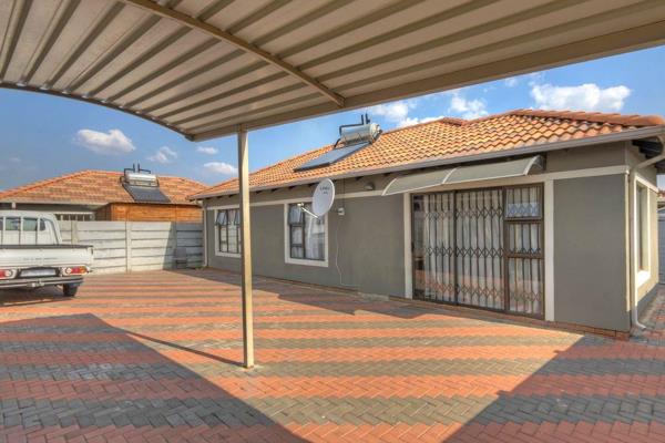 A well-sought-after stand alone house in the heart of Leopards Rest Lifestyle Estate.

A ready-to-move-in home boasts modern Rustic ...