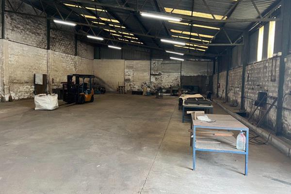 * Keen seller!
* Must be sold!
* Urgent Sale!

Warehouse measuring approximately 750m&#178; (50 x 15) and offices, kitchen, and ...