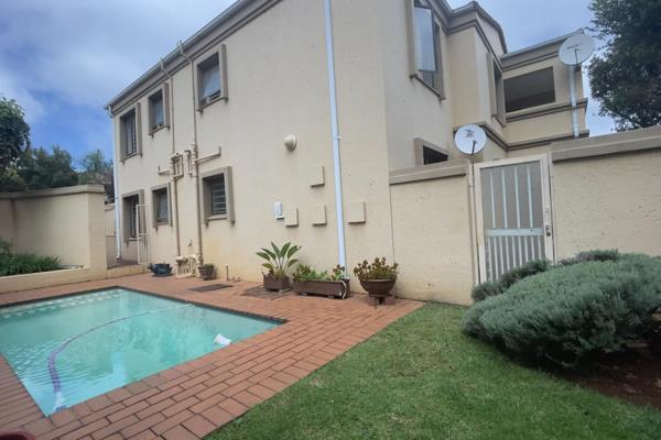 Discover this lovely ground-floor apartment in a secure complex, just a short walk from Cresta Shopping Centre and major travel ...