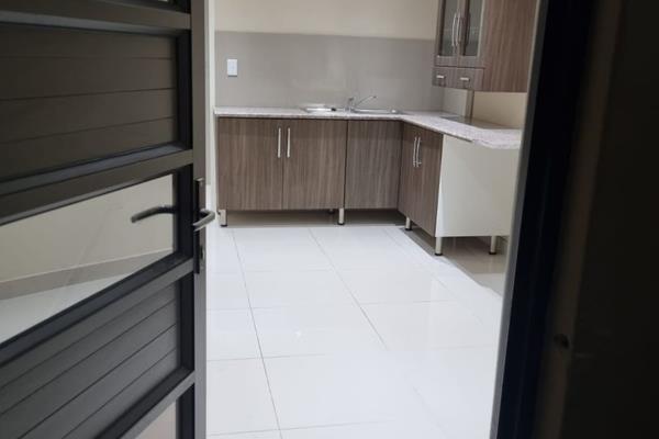 Extremely modern bachelor unit available in Malvern. Comprising of 1 large room with kitchenette, bathroom with a shower. Single open ...