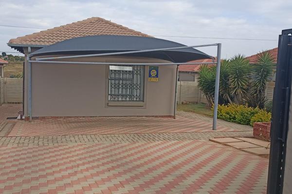 Neat Two Bedroom house in Witpoortjie Estate close to Public Transport &amp; Schools - Perfect for first time Buyers! ! ! !.
This ...