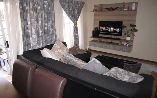 2 Bedroom Apartment / Flat for sale in Die Hoewes