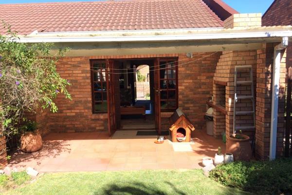 This spacious unit consists of two bedrooms. Two bathrooms, open plan lounge and kitchen. The garden is enclosed. Built in braai ...