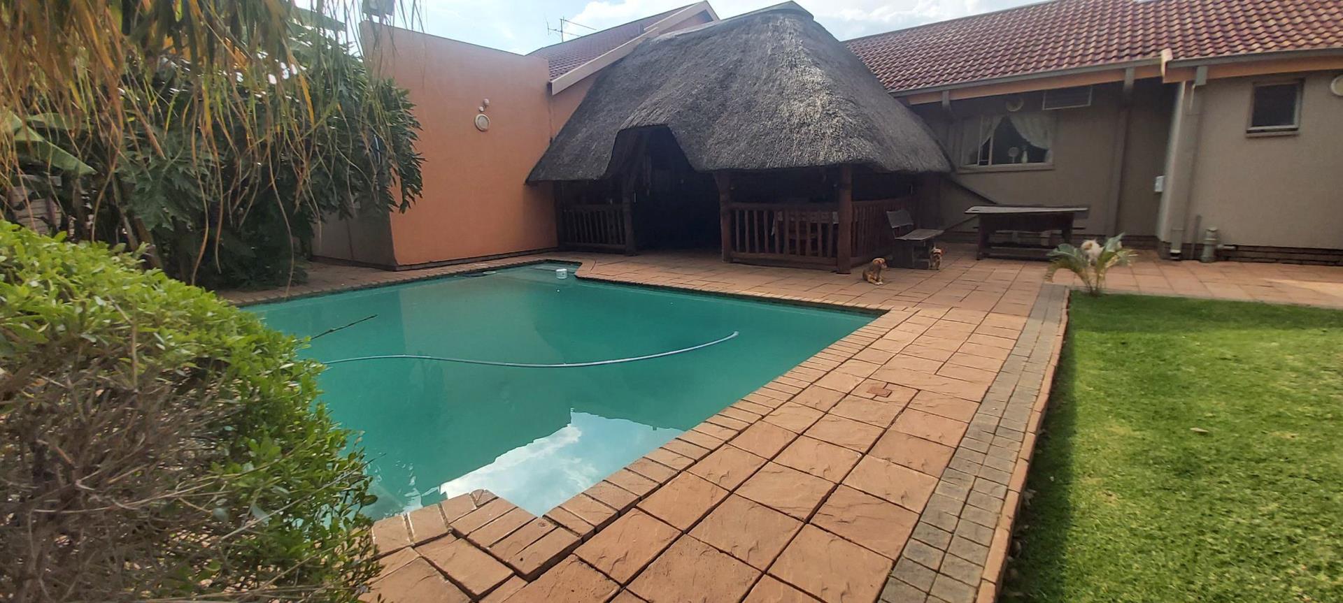 4 Bedroom House for sale in Falcon Ridge - P24-112623527