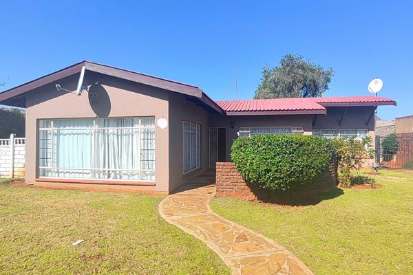 Spacious property offering the following: 

4 Bedrooms with parquet flooring (1 x carpets).
2 Bathrooms (1 Full main-en suite). ...