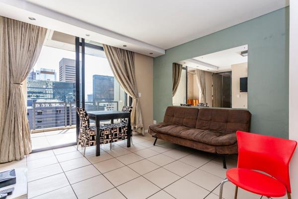 Situated in The Decks with access off Greenmarket Square, this spacious, AirBNB friendly apartment with a large balcony is ready for a ...