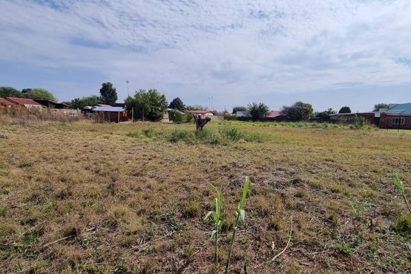 Fantastic opportunity to build your dream house OR Invest and build Town houses!!
This Vacant Stand is 2558m2 and all services are ...