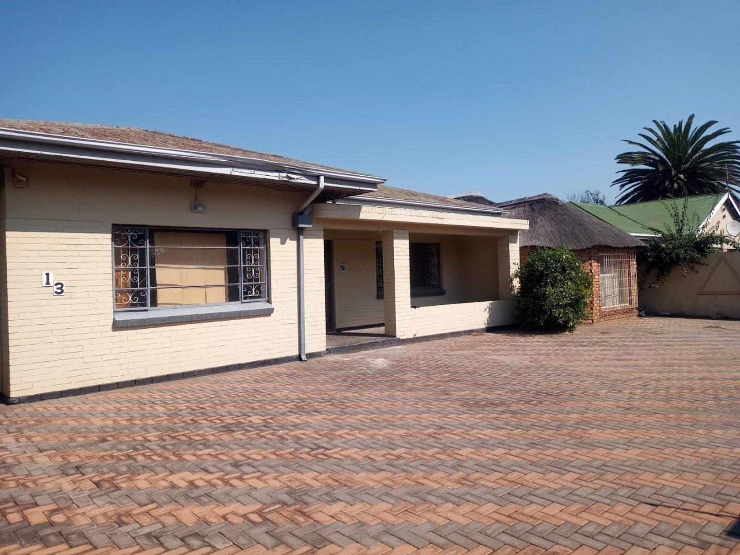 3 Bedroom House for sale in Kempton Park Ext 2 - P24-112637041