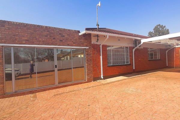 This facebrick, tiled roof home offers the following: 

3 Bedrooms with built in cupboards. 2 Bathrooms. Lounge, dining room, TV room ...