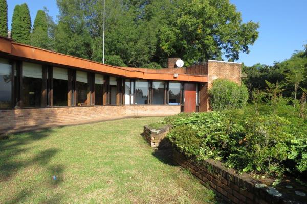 This five bedroom house is currently operating as a popular self catering accommodation guest house.  The views over Ebenezer Dam are ...