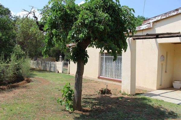 Small holding located in Potchefstroom near schools and shopping centres, with 4 bedrooms, 2 bathrooms, lounge, tv room, dinning room ...