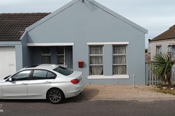 Bluewater Bay, Saldanha
Very neat 3 bedroom, 2 bathroom house in secure complex with access gate.
Single garage with automated door ...