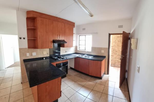 This two bedroom offers you the following: 

2 Bedrooms 
1 Full Bathroom 
Kitchen
Lounge 
Ground floor 
Prepaid Electricity ...