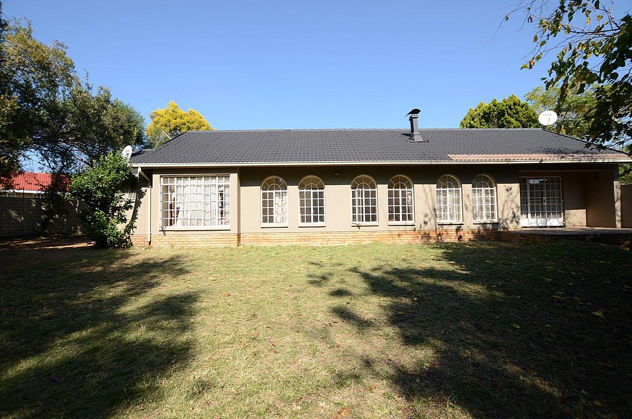 4 Bedroom House for sale in Fourways - P24-112649351