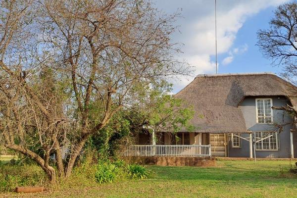 Kameelfontein 3 Bedroom Thatched house on a 4 hectare plot. 
Property next to the river ideal for fishing. 
The inside of the house ...