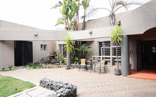 6 Bedroom House for sale in Weltevreden Park