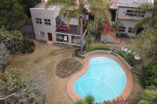 Stunning 6 bedroom home in the heart of Weltervreden park. The main house consists of 4 bedrooms with built in cupboards and 2 ...