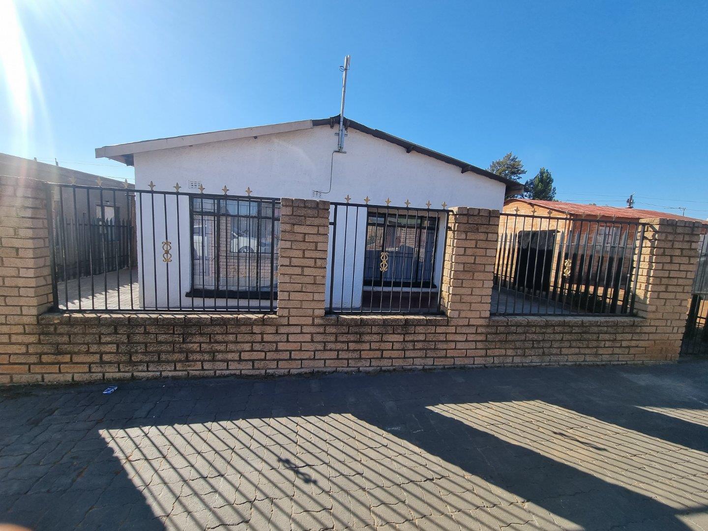 3 Bedroom House for sale in Jouberton P24112655124