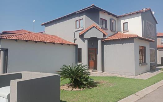 3 Bedroom Townhouse for sale in Emfuleni Golf Estate