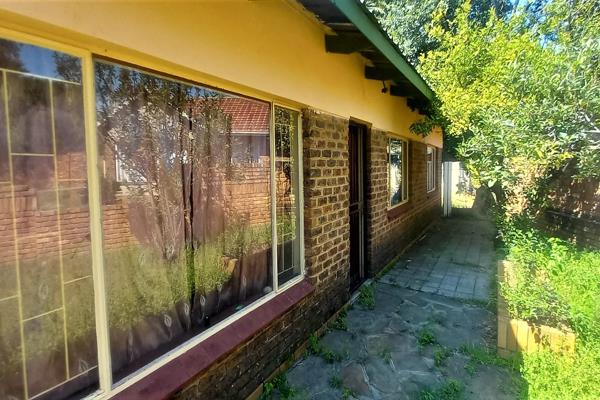 This property in Masada in Bronkhorstspruit is a bargain of note and a fixer upper.  The property consist of a Lounge and dining room ...