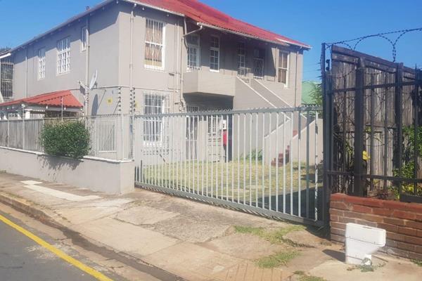 Dormehl Phalane Glenwood presents this beautiful two bedroom flat in Glenwood.  Large bedrooms, both with built in cupboards.  Big open ...