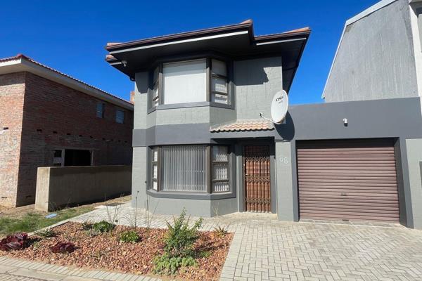 This townhouse offers an open-plan lounge and a modern kitchen. Two bedrooms share a ...